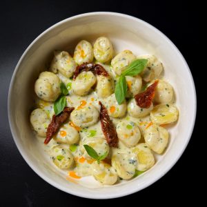 Ньокки с сыром и вялеными томатами