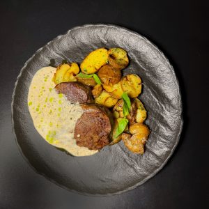 Говяжьи медальоны с толченым картофелем и перечным соусом
