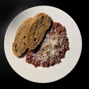 Тартар из говядины с чиабаттой