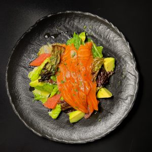 Салат со слабосолёным лососем и грейпфрутом