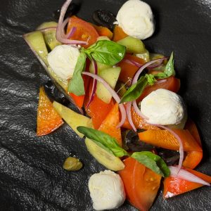 Овощной салат со сливочным сыром