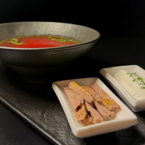 Борщ с говядиной и ржаным хлебом